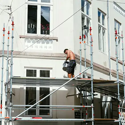 Steiger geplaatst voor het schoonmaken van een dakgoot